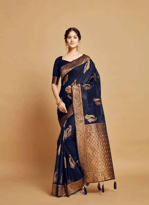 Grab These Party Wear Saree in Fine Colored.These Saree is Fabricated On Linen Pair With Blouse.Its Beautified With Heavy Weaving Copper Designer.