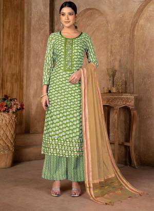 Grab These Suit in Fine Colored Pair With Bottom And Dupatta.These Top Are Cambric Cotton And Dupatta Are Fabricated On Fancy Pair With Cotton Bottom.Its Beautified With Designer Printed.