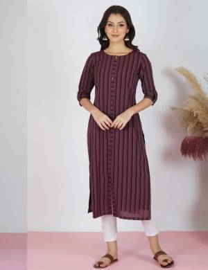 Grab These Beautiful Looking Readymade Kurti.These Kurti is Fabricated On Art Silk.Its Beautified With Wevon Designer.