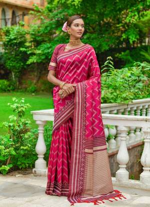 Garb These Party Wear Saree in Fine Colored.These Saree And Blouse is Fabricated On Raw Silk Two Tone.Its Beautified With Contrast Weavon Designer.