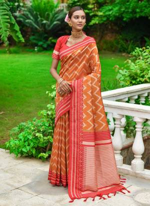 Garb These Party Wear Saree in Fine Colored.These Saree And Blouse is Fabricated On Raw Silk Two Tone.Its Beautified With Contrast Weavon Designer.