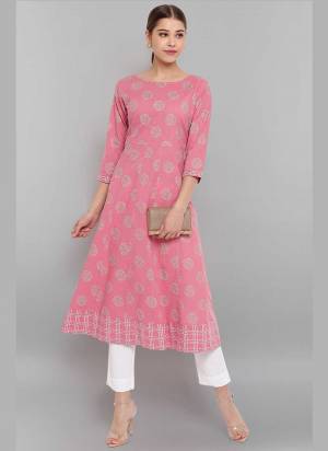 Grab These Beautiful Looking Readymade Long Kurti.These Kurti is Fabricated On Cotton.Its Beautified With Designer Floral Printed.