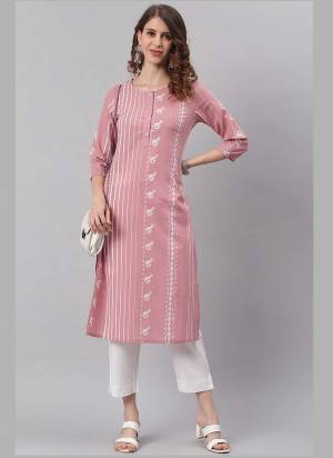 Grab These Beautiful Looking Readymade Long Kurti.These Kurti is Fabricated On Cotton.Its Beautified With Designer Printed.