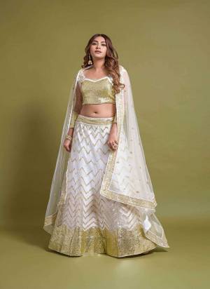 For A Designer Look,Grab These Lehenga Choli in Fine Colored.These Lehenga Choli Are Bridal Net And Dupatta Are Fabricated On Soft Net Pair.Its Beautified With Fancy Designer Multy Thread,Sequance Embroidery Work.