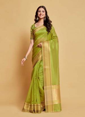 Grab These Party Wear Saree in Fine Colored.These Saree is Fabricated On Organza Pair With Blouse.Its Beautified With Weaving Border Pallu Designer.