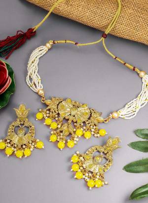 Grab These Beautifil Fine Colored Necklace.These Necklace is Come Alloy Material And Beautified With Patwa Work.