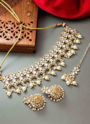 Grab These Beautifil Fine Colored Necklace.These Necklace is Come Alloy Material And Beautified With Kundan Work.