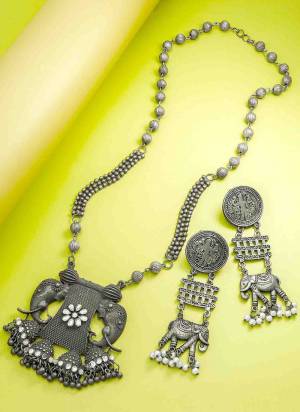 Grab These Beautifil Silver Colored Necklace.These Necklace is Come Oxidized Material And Beautified With Temple Work.