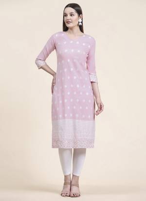 Attrective Looking These Beautiful Looking Readymade Long Kurti.These Kurti is Fabricated On Cotton.Its Beautified With Designer Thread Embroidery Work.