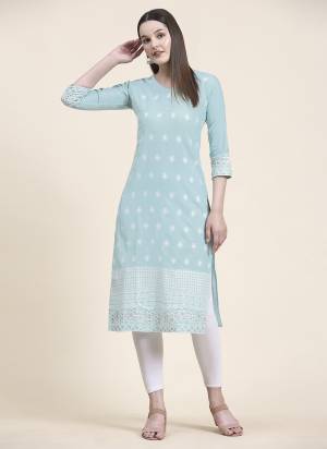 Attrective Looking These Beautiful Looking Readymade Long Kurti.These Kurti is Fabricated On Cotton.Its Beautified With Designer Thread Embroidery Work.