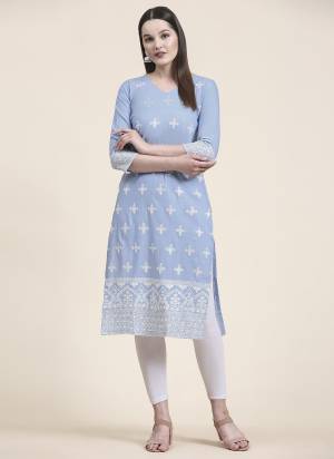 Attrective Looking These Beautiful Looking Readymade Long Kurti.These Kurti is Fabricated On Cotton.Its Beautified With Designer Thread Embroidery Work.