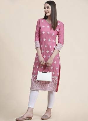 Attrective Looking These Beautiful Looking Readymade Long Kurti.These Kurti is Fabricated On Cotton.Its Beautified With Designer Thread Embroidery Work.