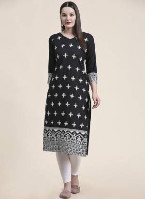 Attrective Looking These Beautiful Looking Readymade Long Kurti.These Kurti is Fabricated On Cotton.Its Beautified With Designer Thread Embroidery Work.