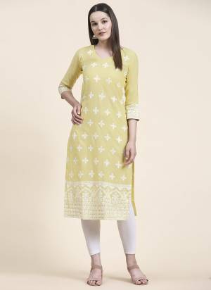 Attrective Looking These Beautiful Looking Readymade Long Kurti.These Kurti is Fabricated On Cotton.Its Beautified With Designer Thread Embroidery Work.