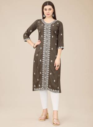 Attrective Looking These Beautiful Looking Readymade Long Kurti.These Kurti is Fabricated On Soft Shiny Silk.Its Beautified With Designer Thread Embroidery Work.