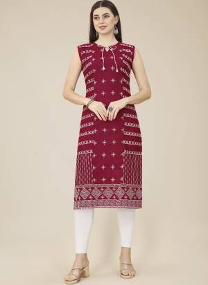 Garb These Beautiful Looking Readymade Kurti.These Kurti is Fabricated On Cotton.Its Beautified With Designer Thread Embroidery Work.