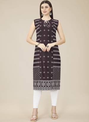 Garb These Beautiful Looking Readymade Kurti.These Kurti is Fabricated On Cotton.Its Beautified With Designer Thread Embroidery Work.