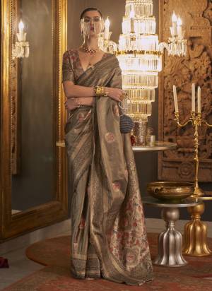 Garb These Party Wear Saree in Fine Colored.These Saree And Blouse is Fabricated On Handloom Silk.Its Beautified With Heavy Jari Handloom wevon Designer.