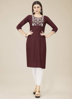 Garb These Beautiful Looking Readymade Long Kurti.These Kurti is Fabricated On Chinon.Its Beautified With Designer Thread Embroidery Work.