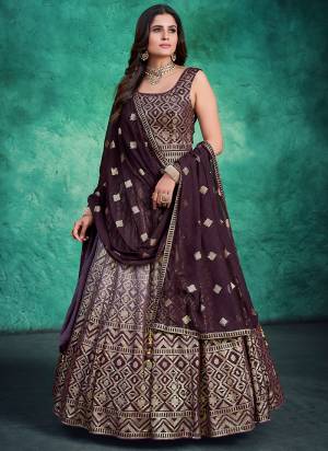 For A Designer Look,Grab These Gown in Fine Colored.These Gown Are Georgette And Dupatta Are Fabricated On Georgette Pair.Its Beautified With Heavy Sequance Embroidery Work.