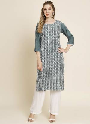 Attrective These Beautiful Looking Readymade Long Kurti.These Kurti is Fabricated On Georgette.Its Beautified With Thread Embroidery Work.