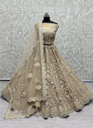 For A Designer Look,Grab These Lehenga Choli With Dupatta in Fine Colored.These Lehenga And Choli Are Bridal Net And Dupatta Are Fabricated On Soft Net Pair.Its Beautified With Designer Fancy Multy Thread,Mirror Embroidery,Diamond Work.