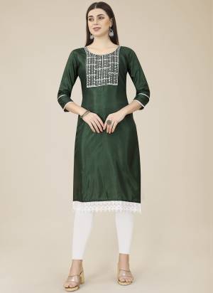 Attrective These Beautiful Looking Readymade Long Kurti.These Kurti is Fabricated On Soft Silk.Its Beautified With Embroidery Work.