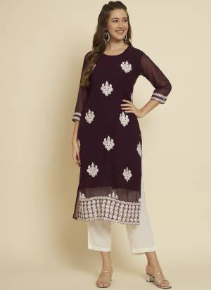 Attrective These Beautiful Looking Readymade Long Kurti.These Kurti is Fabricated On Georgette.Its Beautified With Designer Thread Embroidery Work.