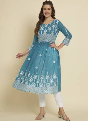 Attrective These Beautiful Looking Readymade Long Kurti.These Kurti is Fabricated On Georgette.Its Beautified With Designer Thread Embroidery Work.