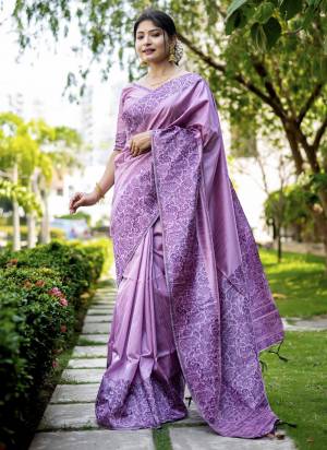 Attrective These Party Wear Saree in Fine Colored.These Saree And Blouse is Fabricated On Handloom Raw Silk.Its Beautified With Weavon Rich Pallu Designer.