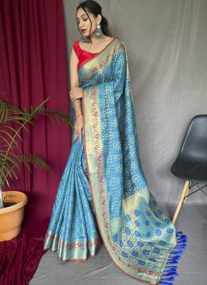 Attrective These Party Wear Patola Bandhej Saree With Blouse in Fine Colored.These Saree And Blouse is Fabricated On Patola Silk.Its Beautified With Weavon Meenakari Designer.