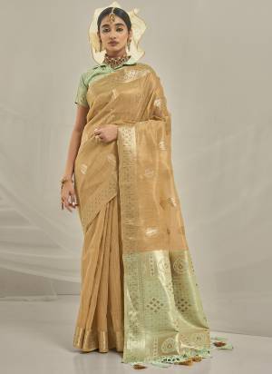 Garb These Party Wear Saree in Fine Colored.These Saree And Blouse is Fabricated On Banarasi Silk Pair.Its Beautified With Weavon Designer.