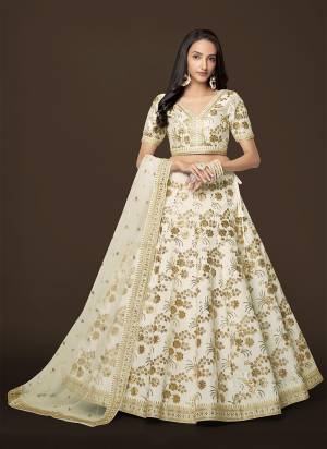 For A Designer Look,Grab These Lehenga Choli in Fine Colored.These Lehenga And Blouse Are Slub Slik With Soft Net Dupatta.