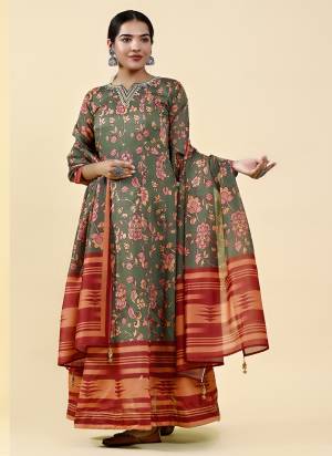 Attrective Looking These Beautiful Looking Readymade Gown With Dupatta.These Gown And Dupatta is Fabricated On Chanderi Silk.Its Beautified With Designer Digital Kalamkari Printed,Hand Work,Stone Work.