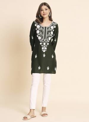 Garb These Beautiful Looking Readymade Kurti.These Kurti is Fabricated On Rayon.Its Beautified With Designer Lucknowi Chikankari Embroidery Work.