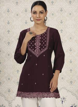 Attrective These Beautiful Looking Readymade Short Kurti.These Kurtis Fabricated On Chinon.Its Beautified With Designer Yoke Embroidery Work.