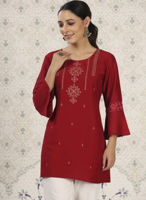 Attrective These Beautiful Looking Readymade Short Kurti.These Kurtis Fabricated On Chinon.Its Beautified With Designer Yoke Embroidery Work.