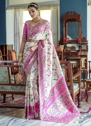 Garb These Festive Wear Saree in Fine Colored.These Saree And Blouse is Fabricated On Soft Banarasi Silk.Its Beautified With Paithani Weavon Meenakari,Jari Designer.