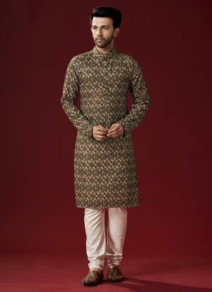 Grab These Festive Wear Mans Wear Kurta With Payjama in Fine Colored.These Kurta Payjama is Fabricated On Cotton.Its Beautified With Designer Printed.