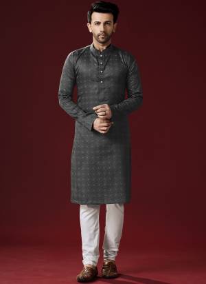 Grab These Festive Wear Mans Wear Kurta With Payjama in Fine Colored.These Kurta Payjama is Fabricated On Cotton.Its Beautified With Designer Printed.