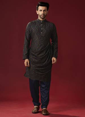 Grab These Festive Wear Mans Wear Kurta With Payjama in Fine Colored.These Kurta Payjama is Fabricated On Cotton.Its Beautified With Designer Printed.