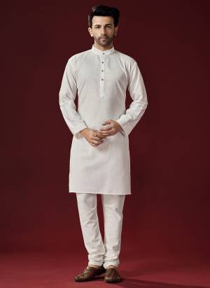 Grab These Festive Wear Mans Wear Kurta With Payjama in Fine Colored.These Kurta Payjama is Fabricated On Cotton.Its Beautified With Solid.