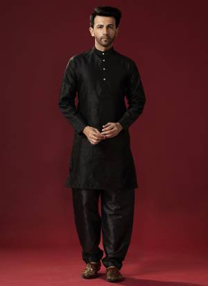 Grab These Festive Wear Mans Wear Kurta With Payjama in Fine Colored.These Kurta Payjama is Fabricated On Silk.Its Beautified With Solid.