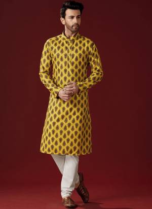 Grab These Festive Wear Mans Wear Kurta With Payjama in Fine Colored.These Kurta And Payjama is Fabricated On Cotton.Its Beautified With Designer Printed.