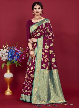 Garb These Party Wear Saree in Fine Colored.These Saree And Blouse is Fabricated On Banarasi Silk.Its Beautified With Heavy Weavon Jari Designer.