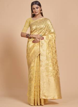 Garb This Partywear Saree Paired With Blouse In Fine Color.This Saree And Blouse Are Organza Based Fabric With Weaving Jacquard Designer. Buy This Pretty Saree Now.