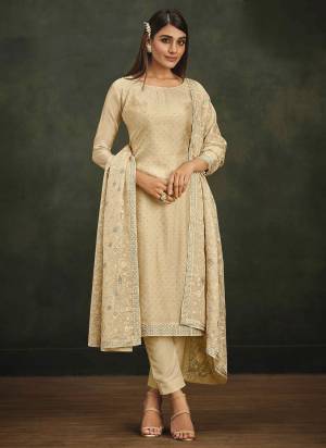 Attrective These Party Wear Suit in Fine Colored Pair With Bottom And Dupatta.These Top And Dupatta Are Organza And Pair With Dull Santoon Bottom.Its Beautified With Dull Santoon Inner.Its Beautified With Heavy Designer Floral Thread Embroidery,Diamond Work.