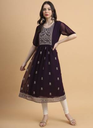 Garb These Beautiful Looking Readymade Long Kurti.These Kurti is Fabricated On Georgette.Its Beautified With Designer Thread Embroidery Work.