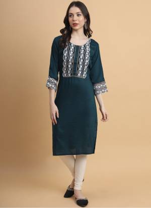 Garb These Beautiful Looking Readymade Long Kurti.These Kurti is Fabricated On Maska Cotton Silk.Its Beautified With Designer Thread Embroidery Work.