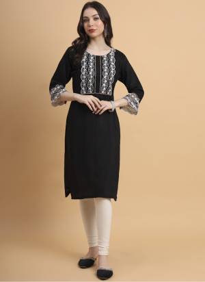 Garb These Beautiful Looking Readymade Long Kurti.These Kurti is Fabricated On Maska Cotton Silk.Its Beautified With Designer Thread Embroidery Work.